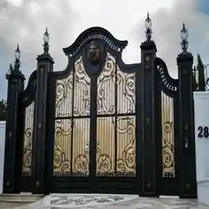 درب حیاط فرفورژه لوکس در طراحی ورودی ساختمان