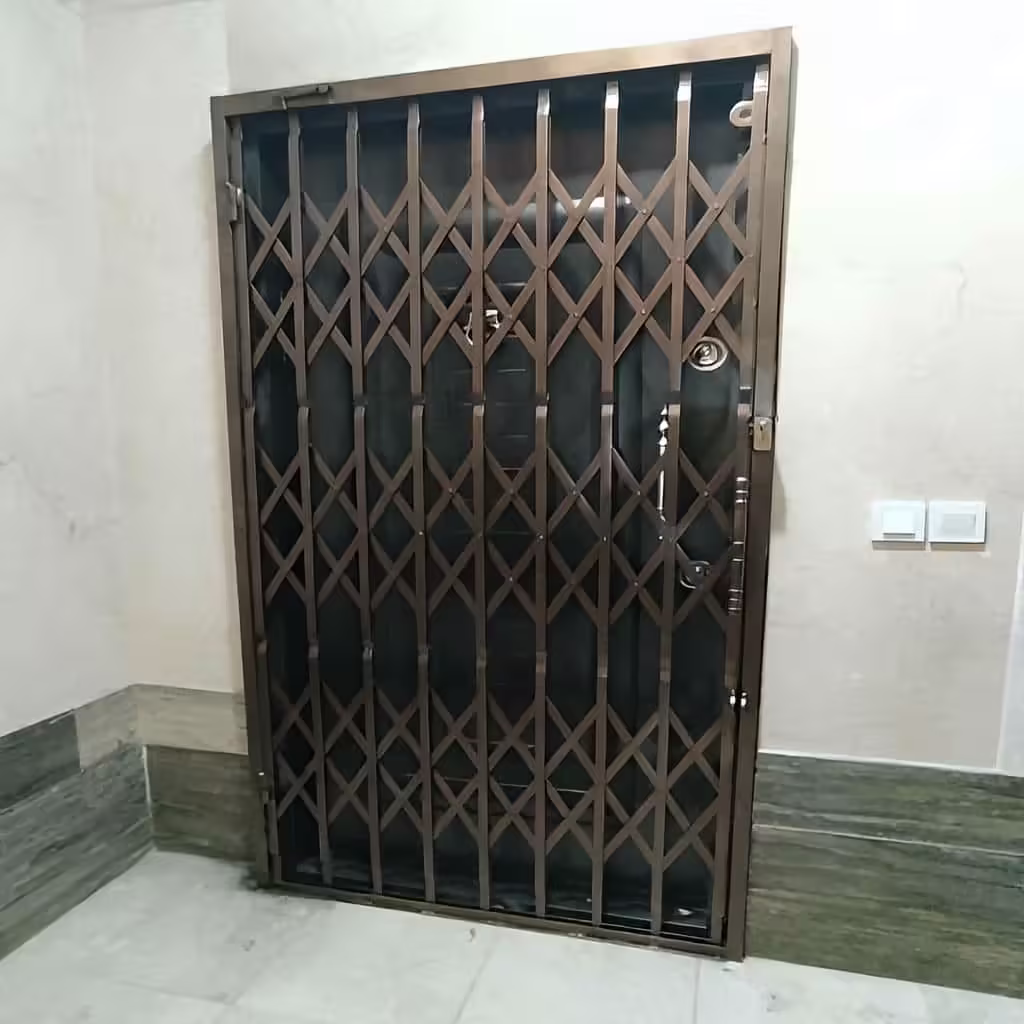 تصویر حفاظ آکاردئونی سه گل تسمه ۲.۵ سانتی متر روی درب ورودی ساختمان