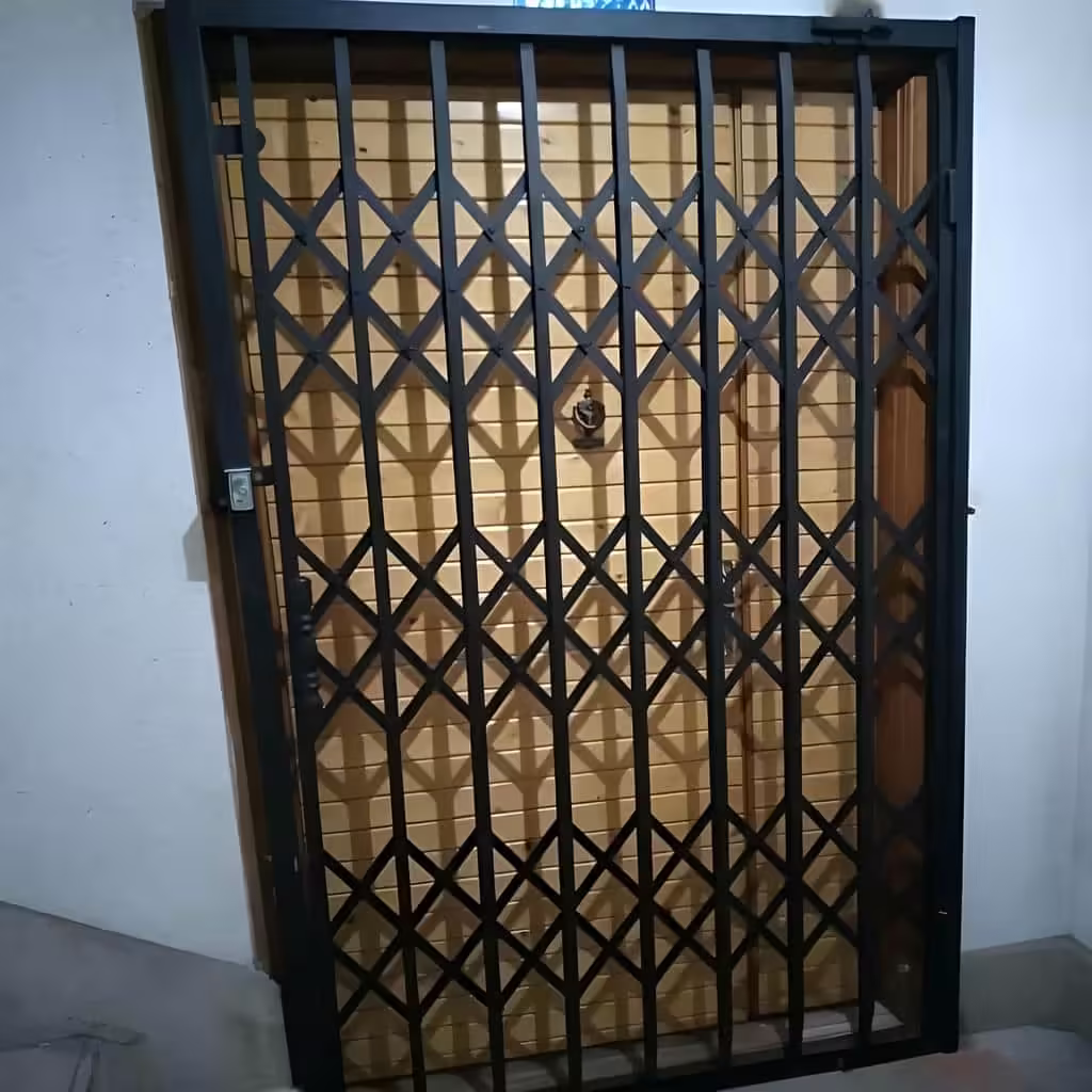 نمونه نصب حفاظ آکاردئونی سه گل در رنگ مشکی روی درب آپارتمان