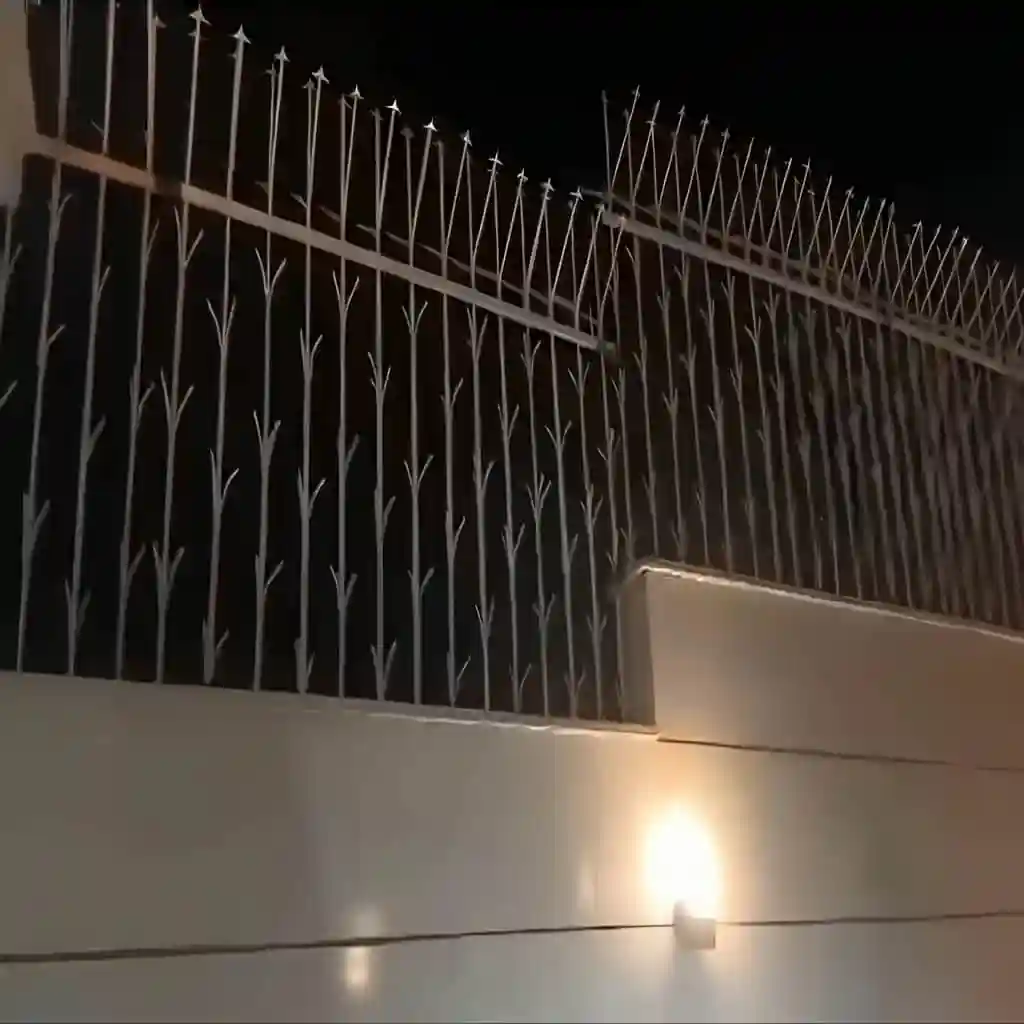 حفاظ شمشادی سفید و طلایی نصب شده روی دیوار ویلا