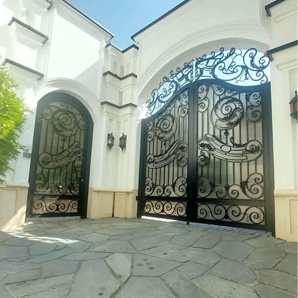نصب درب حیاط دولنگه در سیرجان