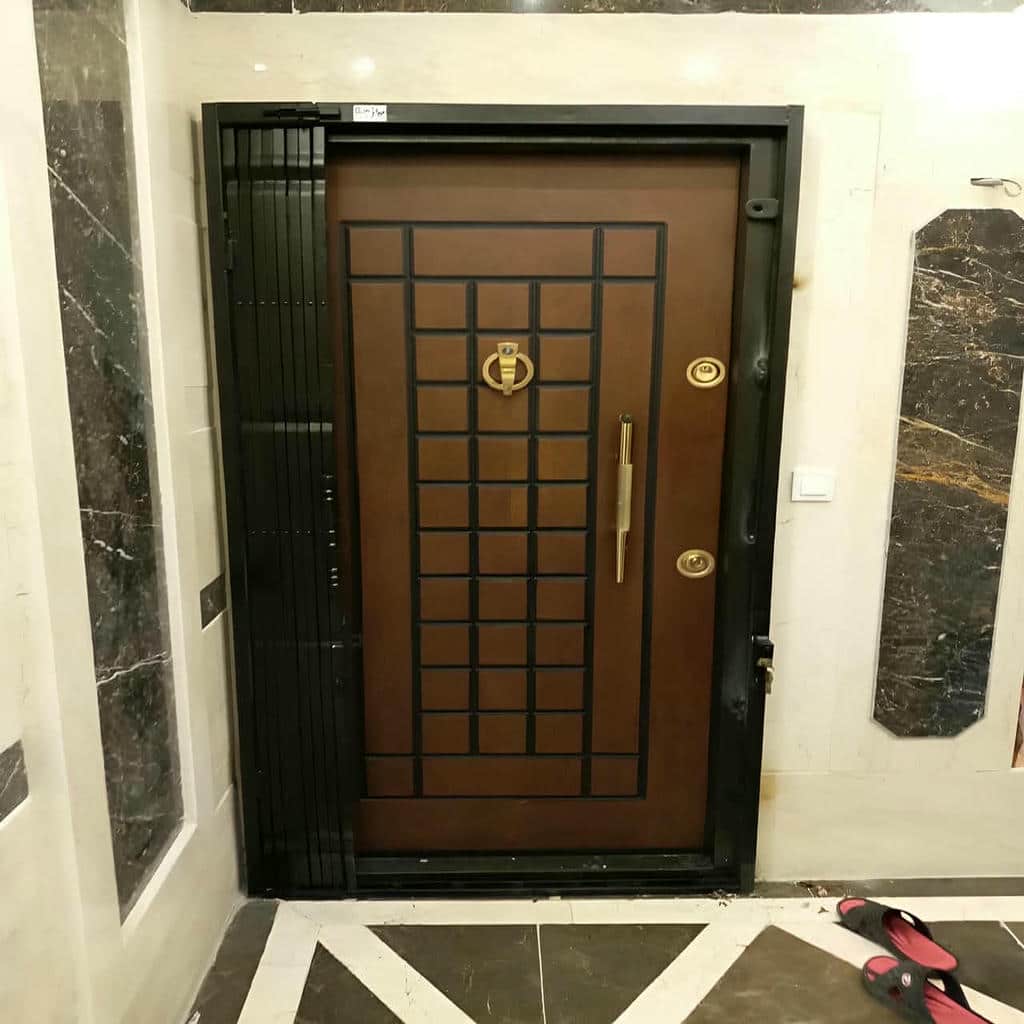 نصب درب آکاردئونی حفاظ پشت درب در عظیمیه کرج
