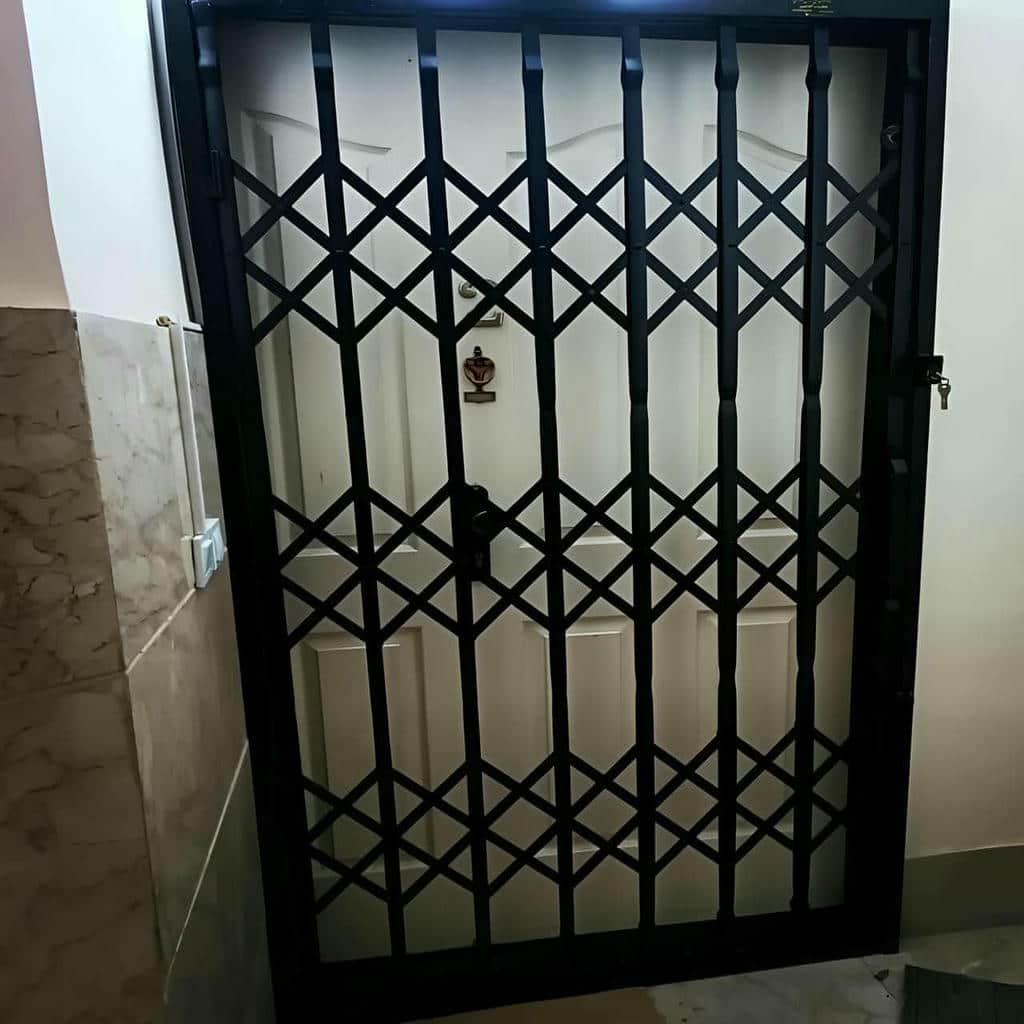نصب درب آکاردئونی چهارگل در فیروزکوه