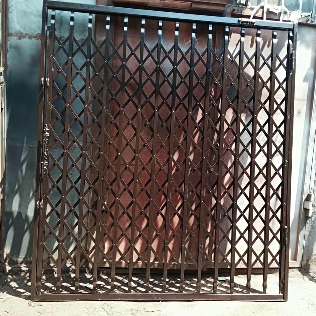 نصب درب آکاردئونی چهارگل در یزد