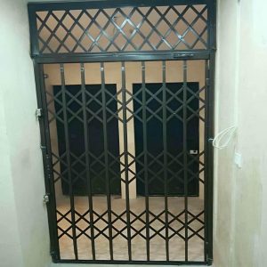 درب آکاردئونی در بندر لنگه