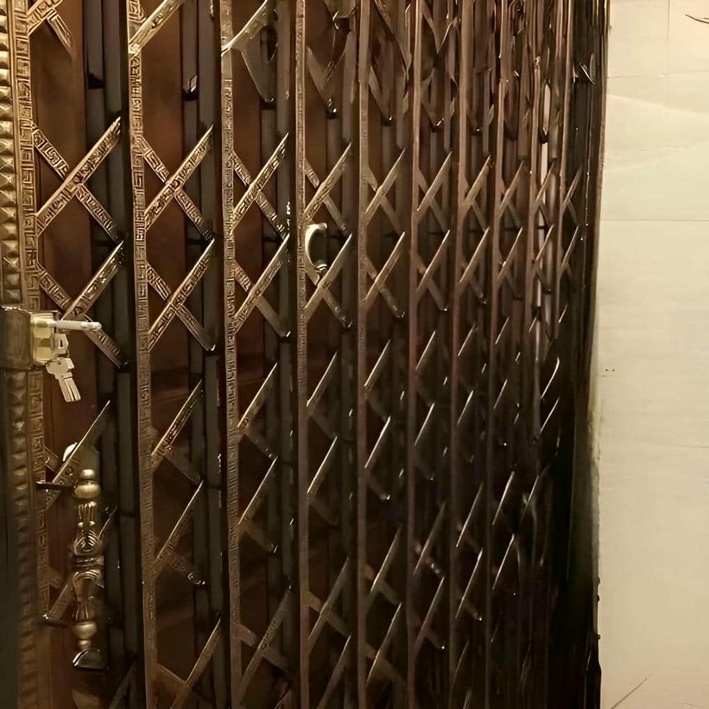 نصب درب آکاردئونی حفاظ پشت درب در مهرشهر کرج