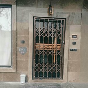 درب آکاردئونی در عظیمیه کرج