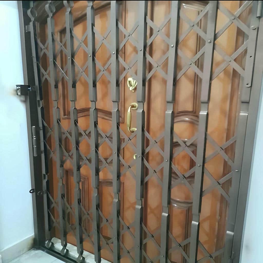 نصب درب آکاردئونی چهارگل در آبادان