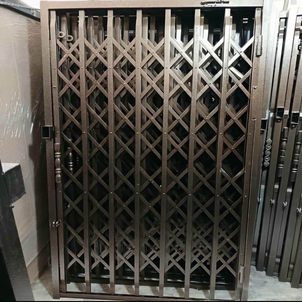 نصب درب آکاردئونی چهارگل در بندر انزلی