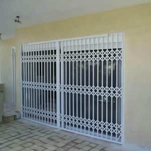 درب آکاردئونی در بندر انزلی