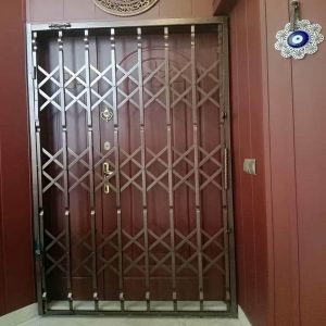 درب آکاردئونی در نیشابور