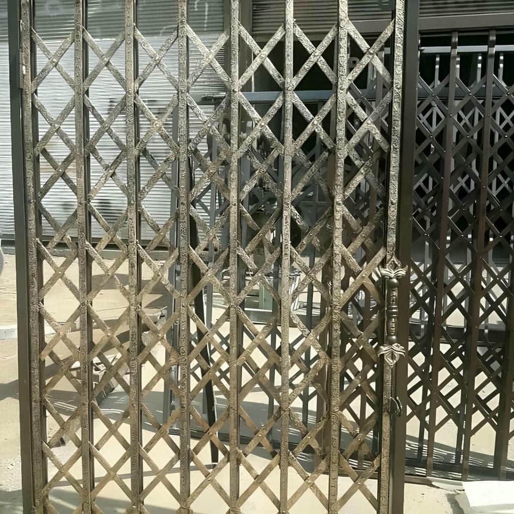 درب آکاردئونی در یزد