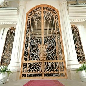 درب حیاط در چالوس