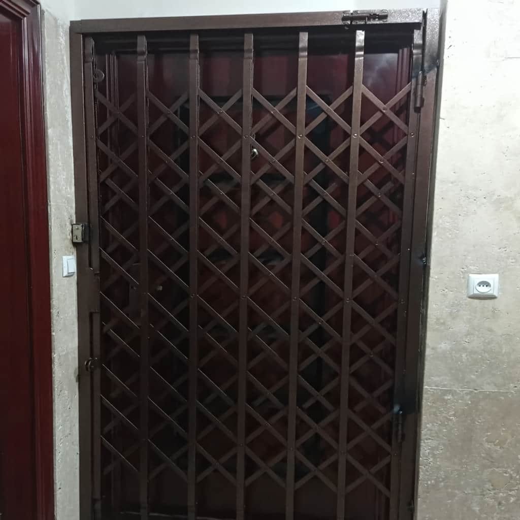 درب آکاردئونی تسمه پهن آهنی با پوشش ضدزنگ
