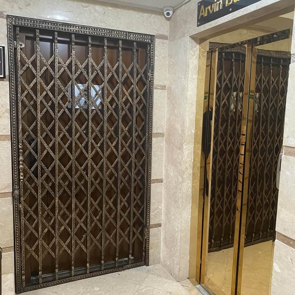نصب درب آکاردئونی سلطنتی گل دار پشت درب واحد