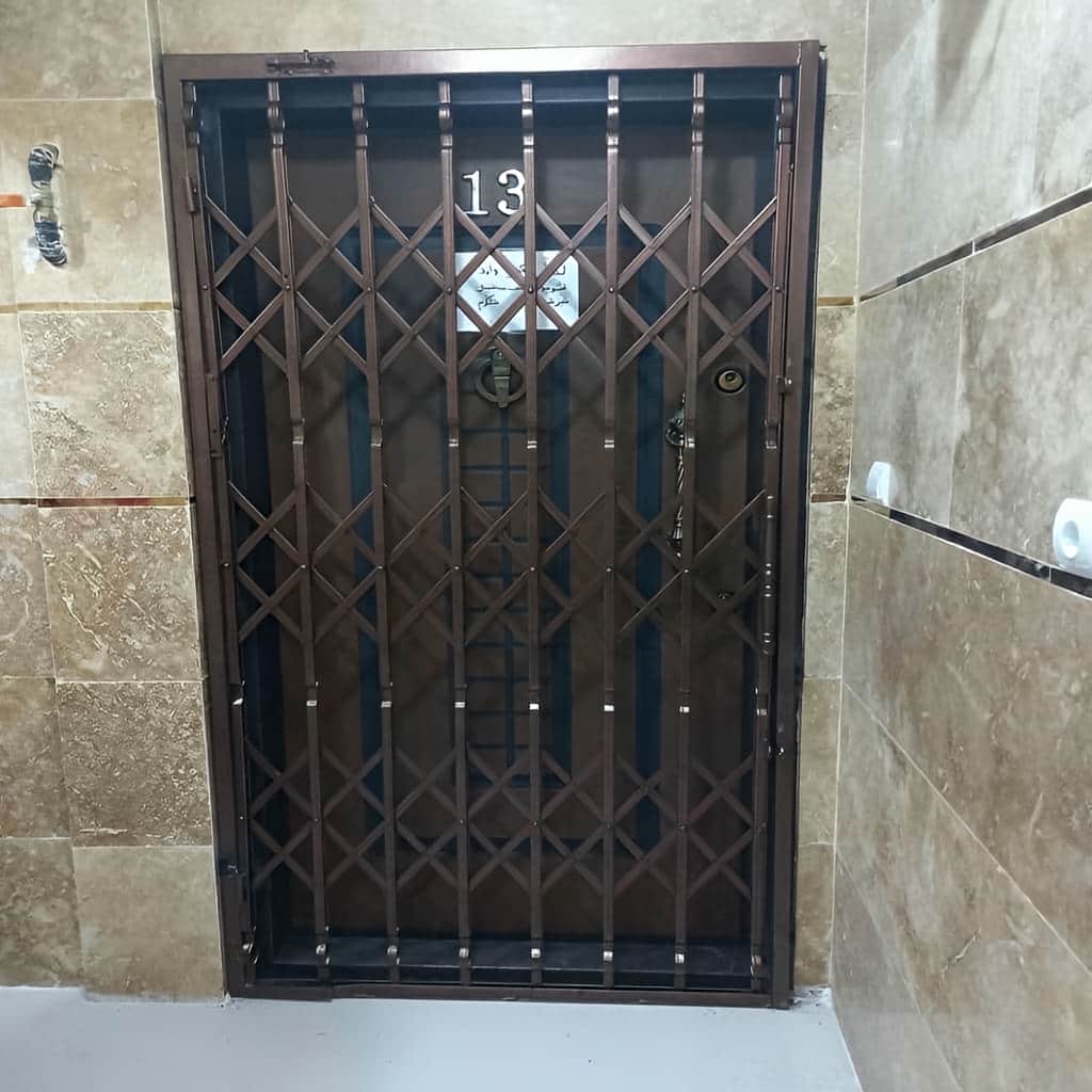 نصب درب آکاردئونی تسمه پهن آهنی پشت درب واحد