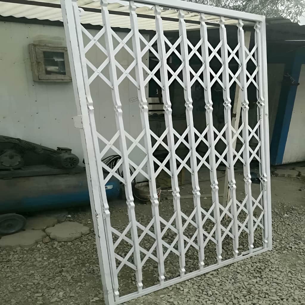 نصب حفاظ آکاردئونی آهنی سه لوزی پشت درب واحد