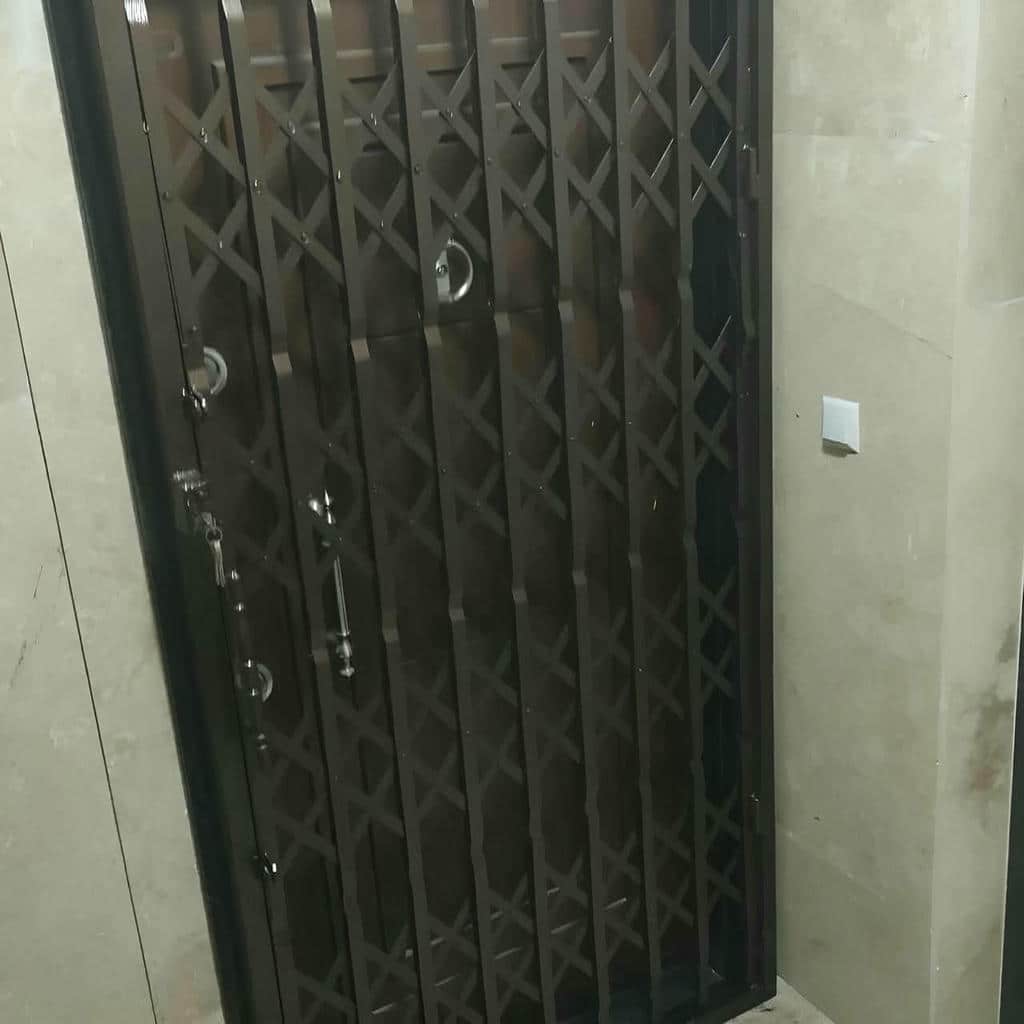 نصب درب آکاردئونی برای واحد اداری پشت درب دفتر
