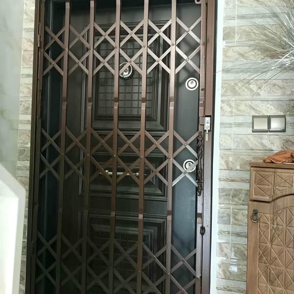 نصب درب ریلی آکاردئونی کم جا پشت درب واحد