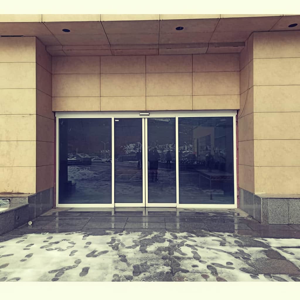 درب اتوماتیک شیشه ای پرتردد مجتمع با فریم آلومینیومی باریک