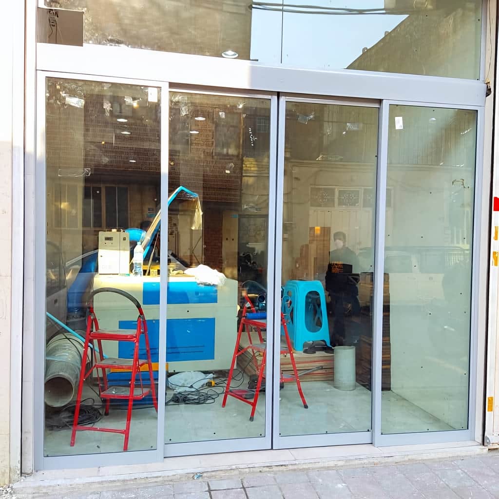 نصب درب شیشه ای اتوماتیک با سنسور دقیق نصب درب شیشه ای اتوماتیک با سنسور دقیق