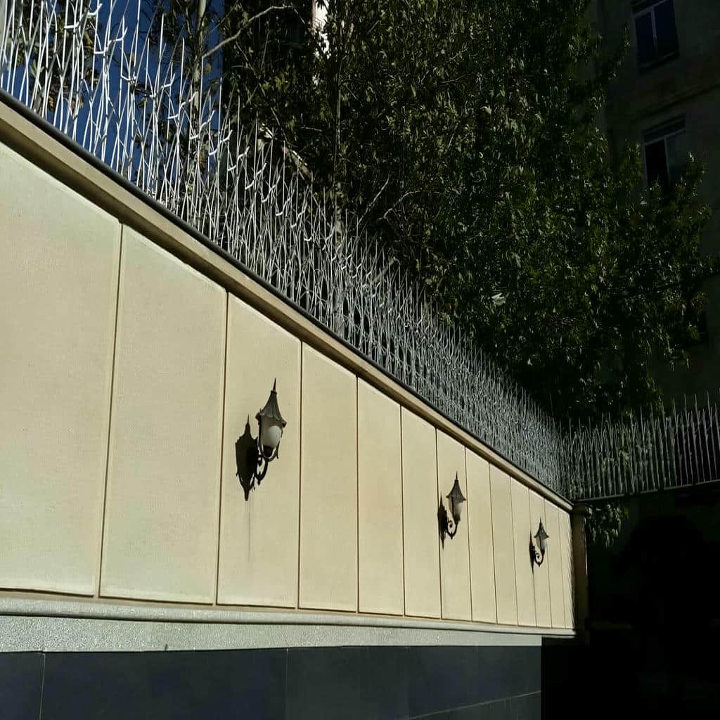 اجرای حفاظ دیوار با میلگرد آجدار با رنگ کوره‌ای