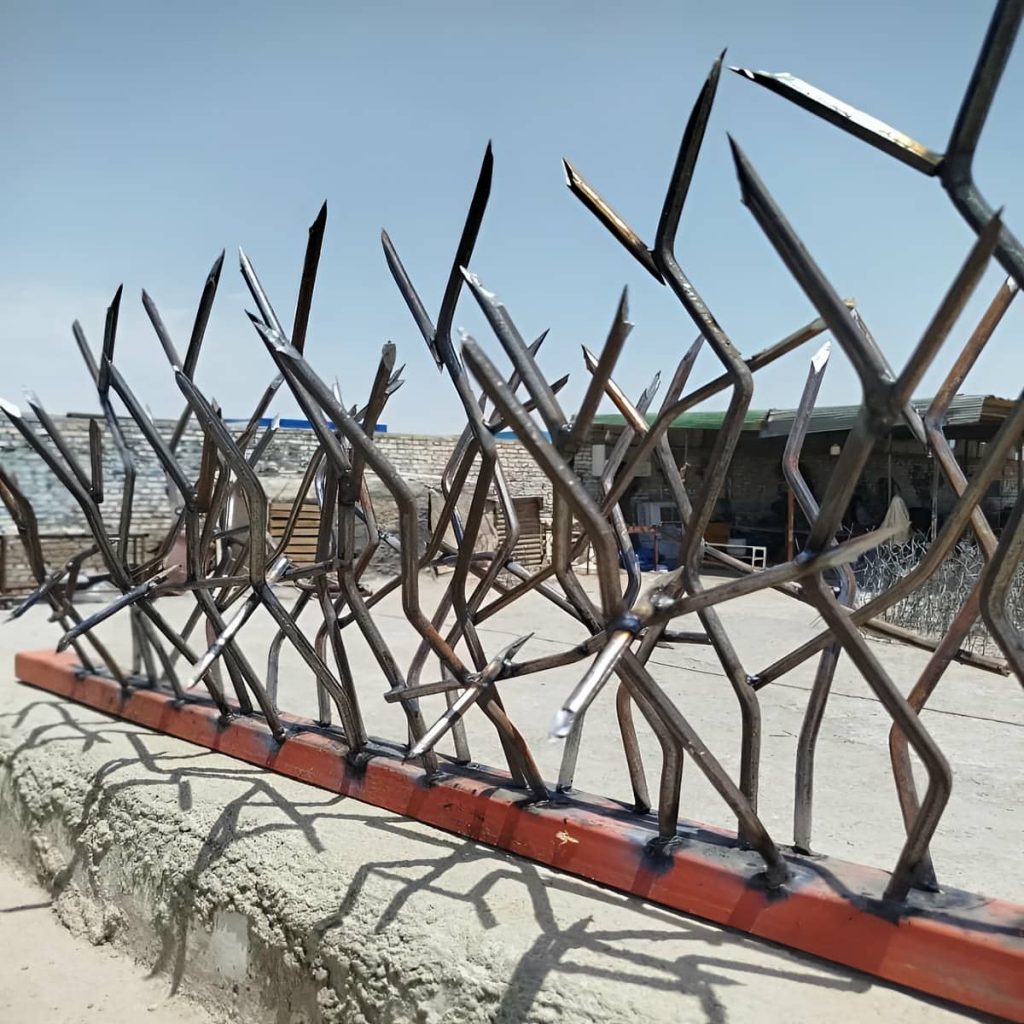 ساخت حفاظ دیوار سیم خاردار ترکیبی با اتصال محکم