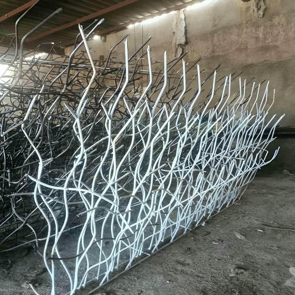 نصب حفاظ شاخ گوزنی روی تاج دیوار باغ ویلا