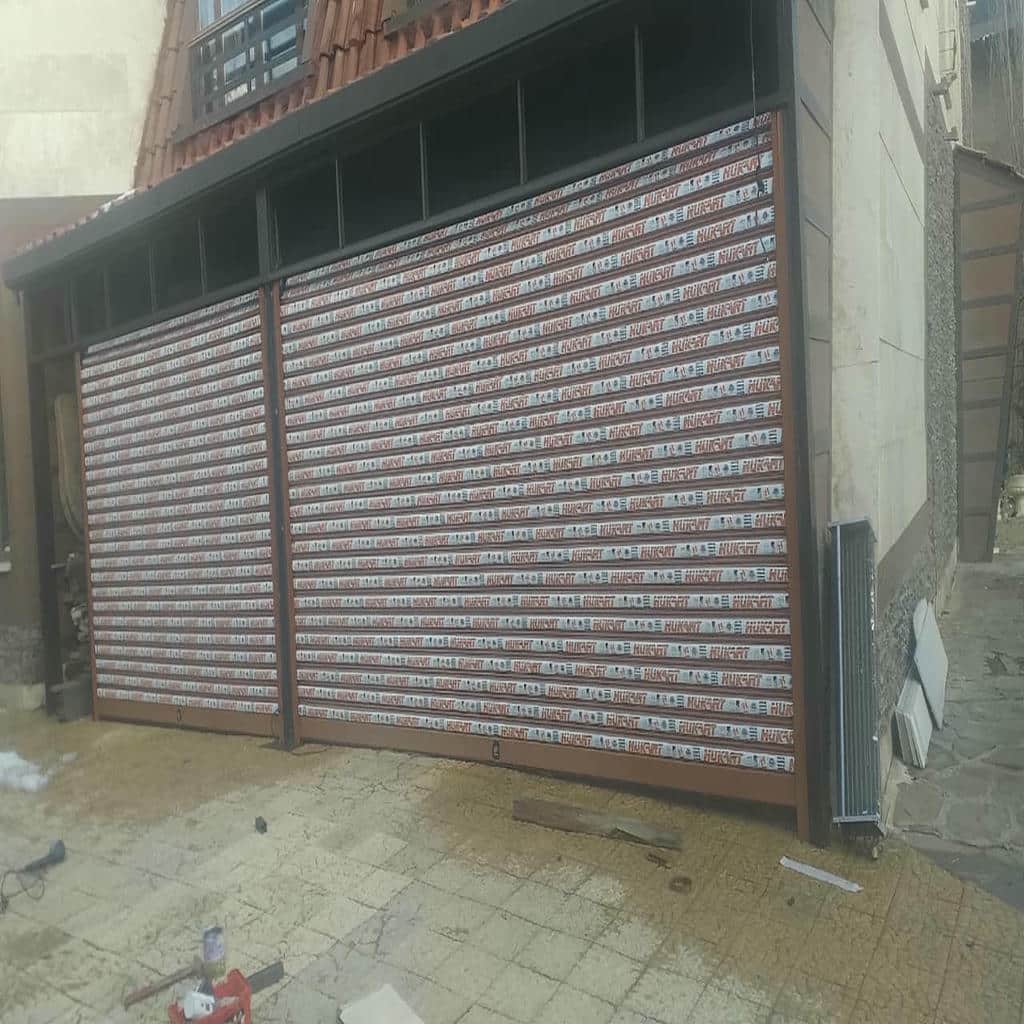 نصب ریل کرکره برقی آلومینیومی روی دهانه تجاری
