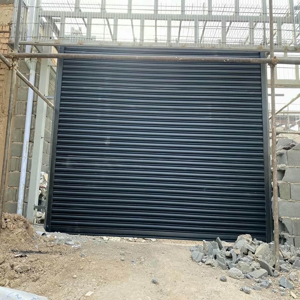 نصب کرکره برقی صنعتی فولادی روی دهانه بزرگ