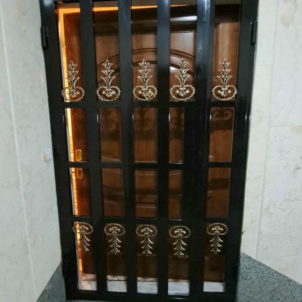 محافظ آهنی درب آپارتمان با مدل لولایی