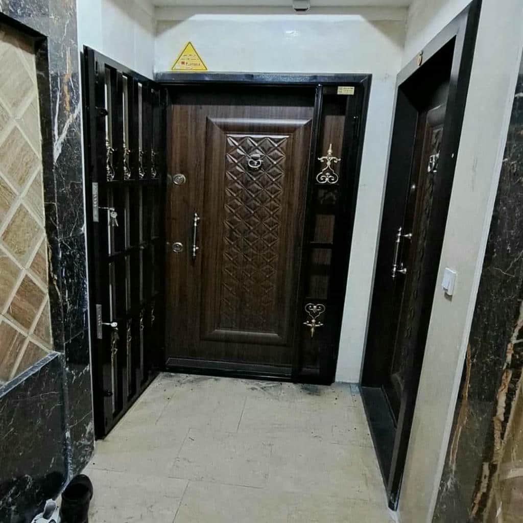 اجرای حفاظ درب آپارتمان ضد دیلم با اتصال محکم