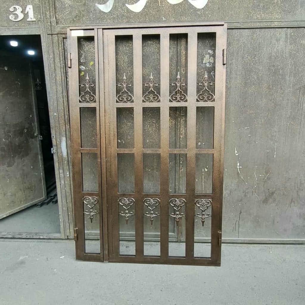 اجرای حفاظ درب ضد سرقت فلزی با اتصال محکم
