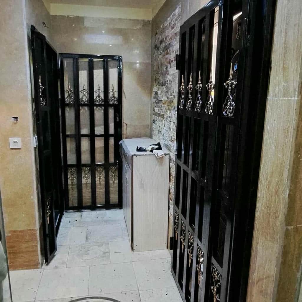 سفارش حفاظ پشت درب آپارتمان ریلی با پروفیل فولادی