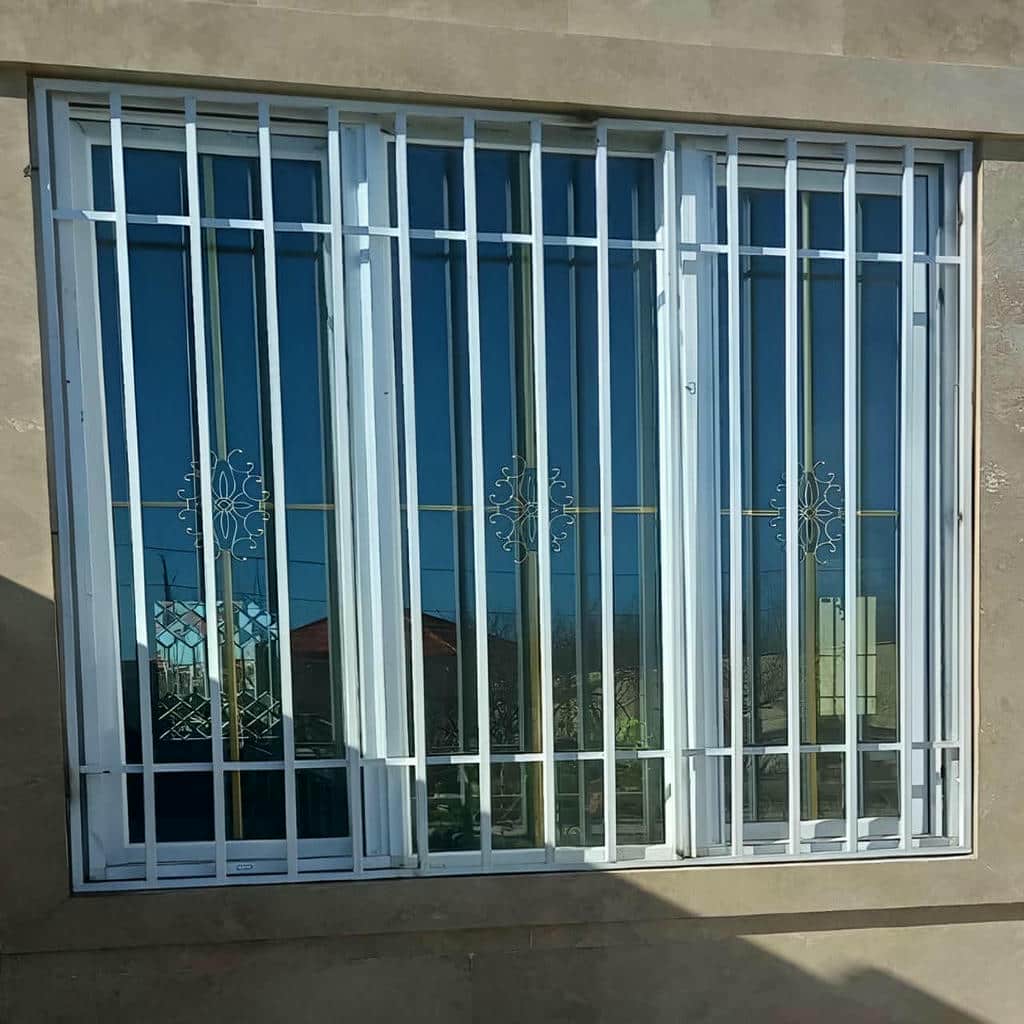 اجرای حفاظ پنجره بالکن تراس برای نمای ساختمان