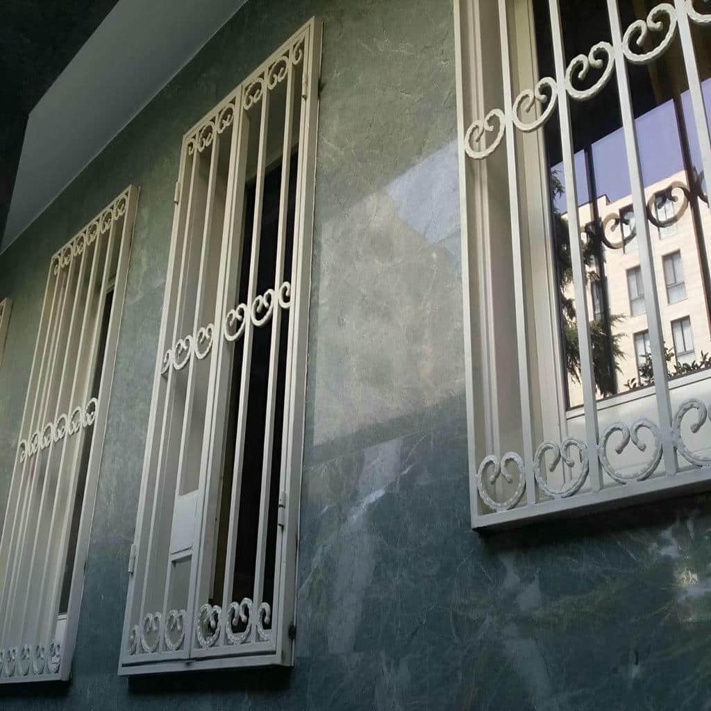 نصب نرده پنجره فلزی شاسی دار روی قاب پنجره قیمت