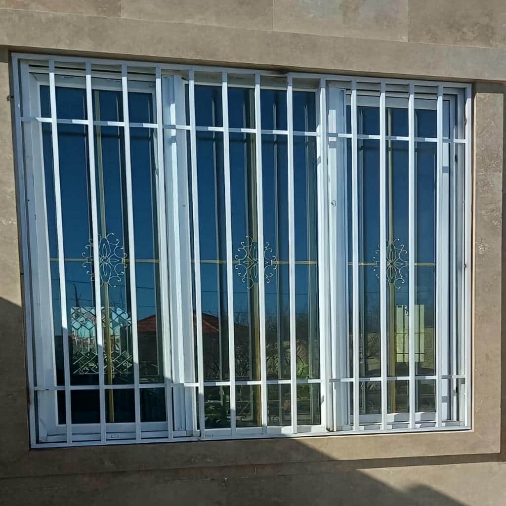 خدمات نصب حفاظ پنجره ویلایی نمای باغ با مهار ایمن