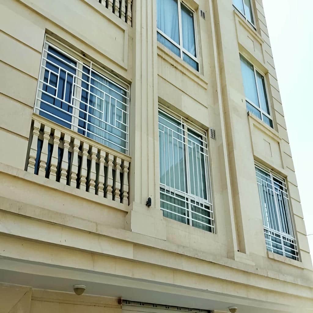 ساخت حفاظ پنجره ویلایی نمای باغ با طرح سفارشی