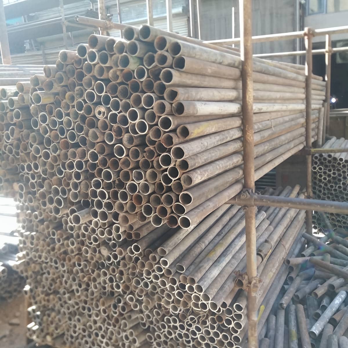 داربست مناسبتی برای ریسه با مسیر سیم کشی ایمن داربست مناسبتی برای ریسه با مسیر سیم کشی ایمن
