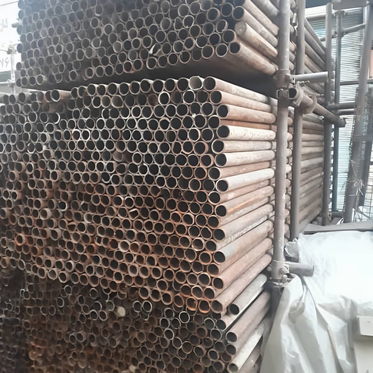 داربست مناسبتی برای بنر بزرگ با مهاربندی محکم داربست مناسبتی برای بنر بزرگ با مهاربندی محکم