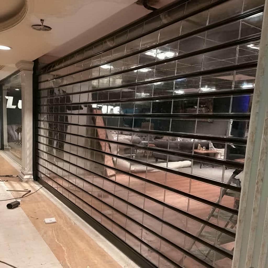 اجرای کرکره برقی مدرن نمای تجاری برای گالری