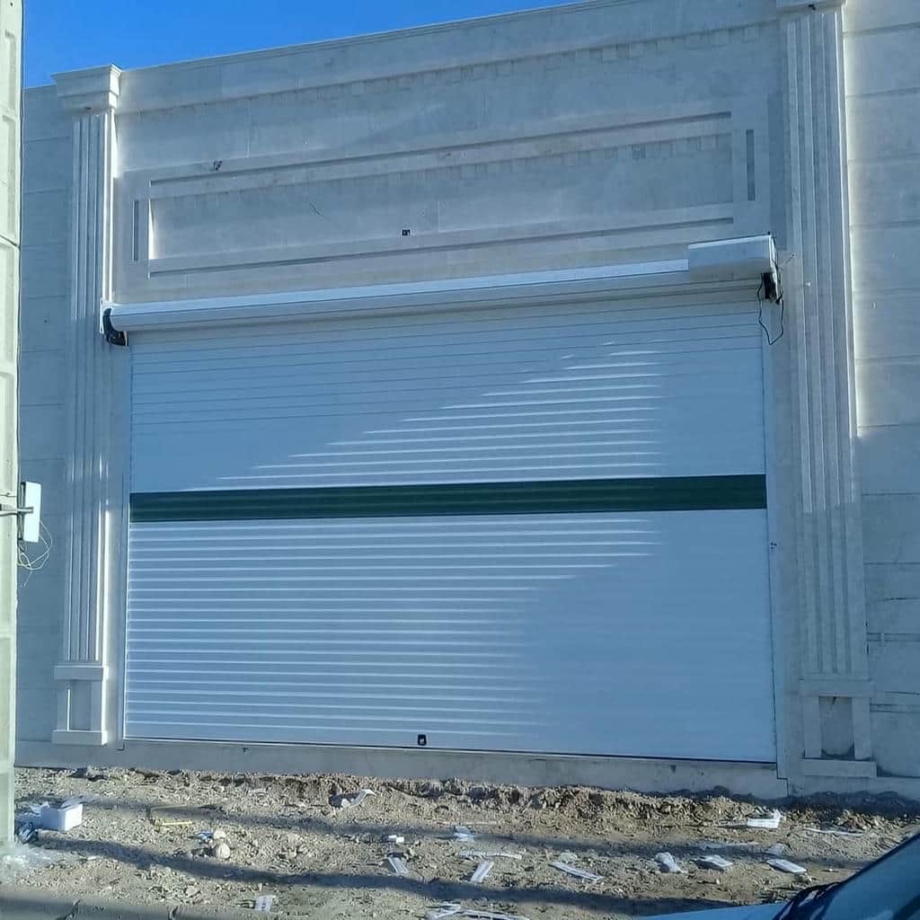 نصب کرکره برقی مدرن نمای تجاری روی ویترین
