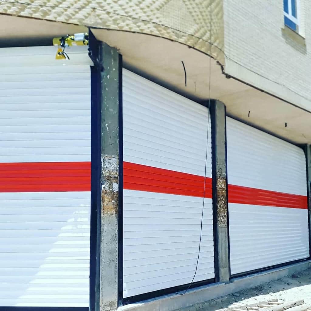 نصب کرکره برقی رنگی نمای فروشگاه روی ویترین