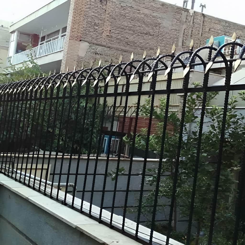 اجرای حفاظ دیوار ویلایی مدرن طرح نیزه با رنگ مقاوم