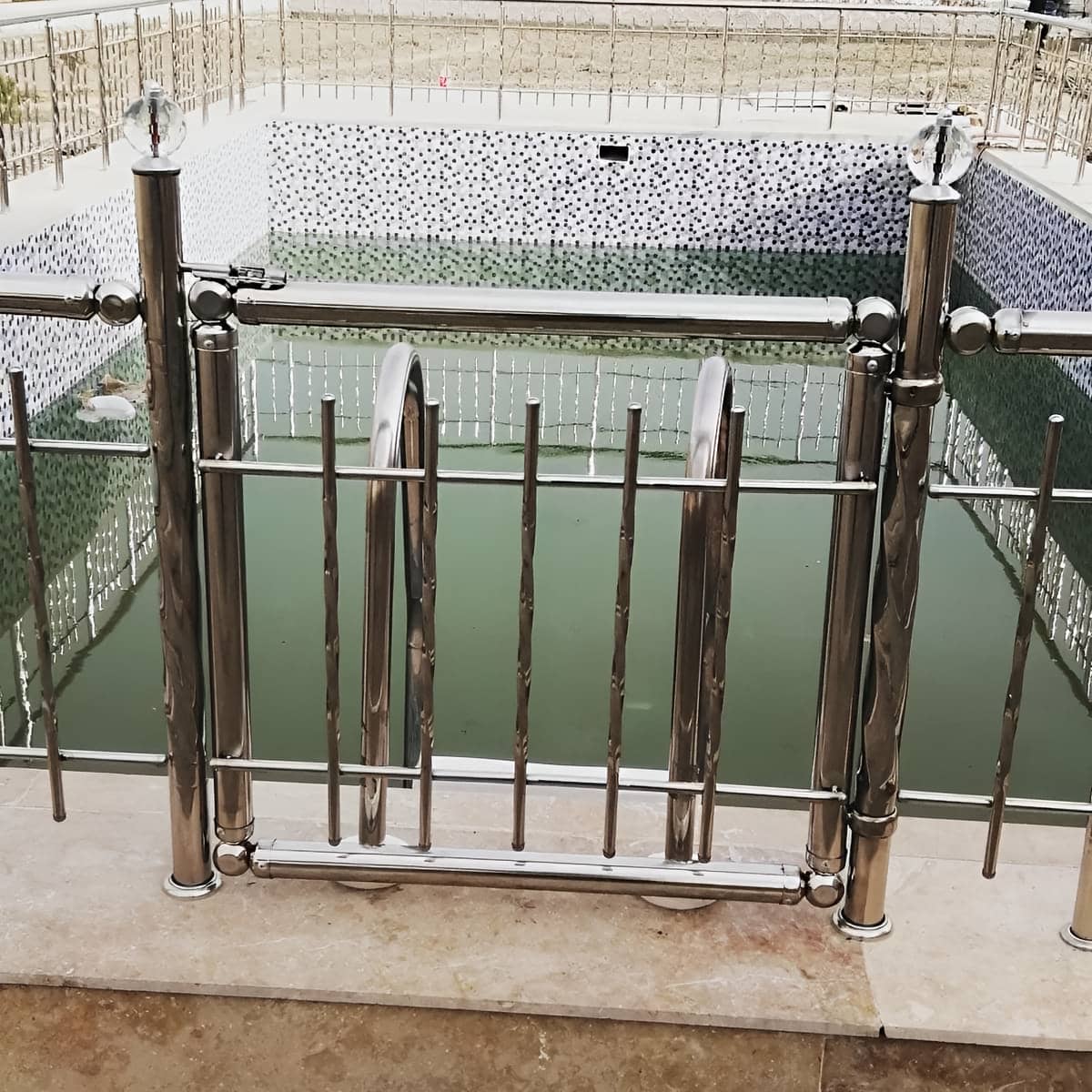 هندریل استیل دیواری با قطر مناسب دستگیره