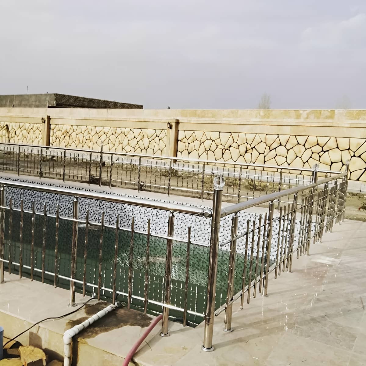 هندریل استیل دیواری با لوله براق و خوش دست