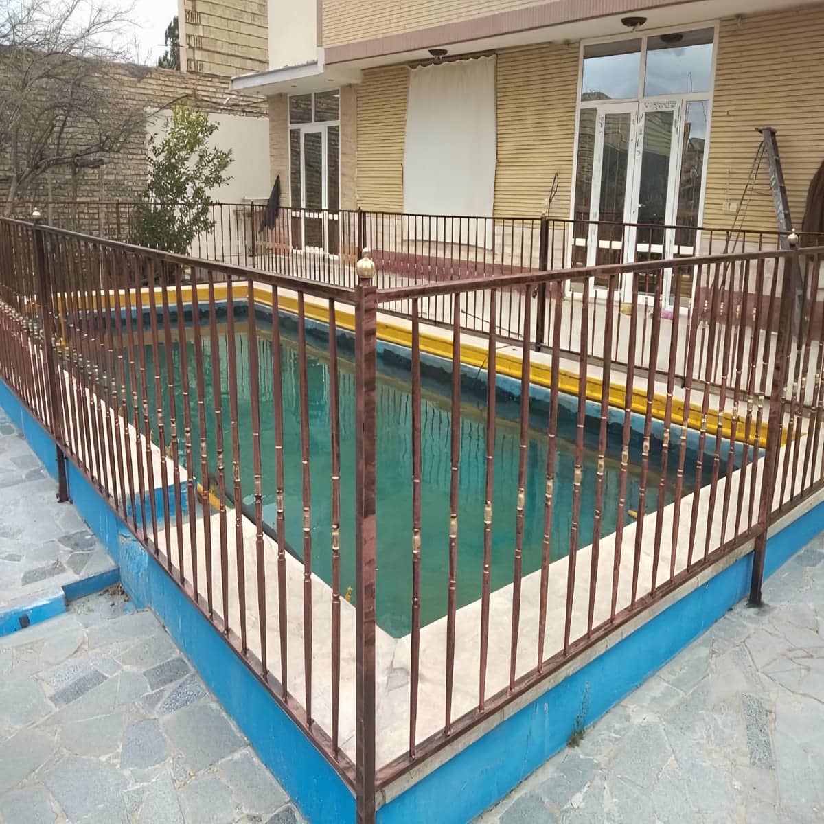 هندریل استیل دیواری با بست مقاوم کنار دیوار