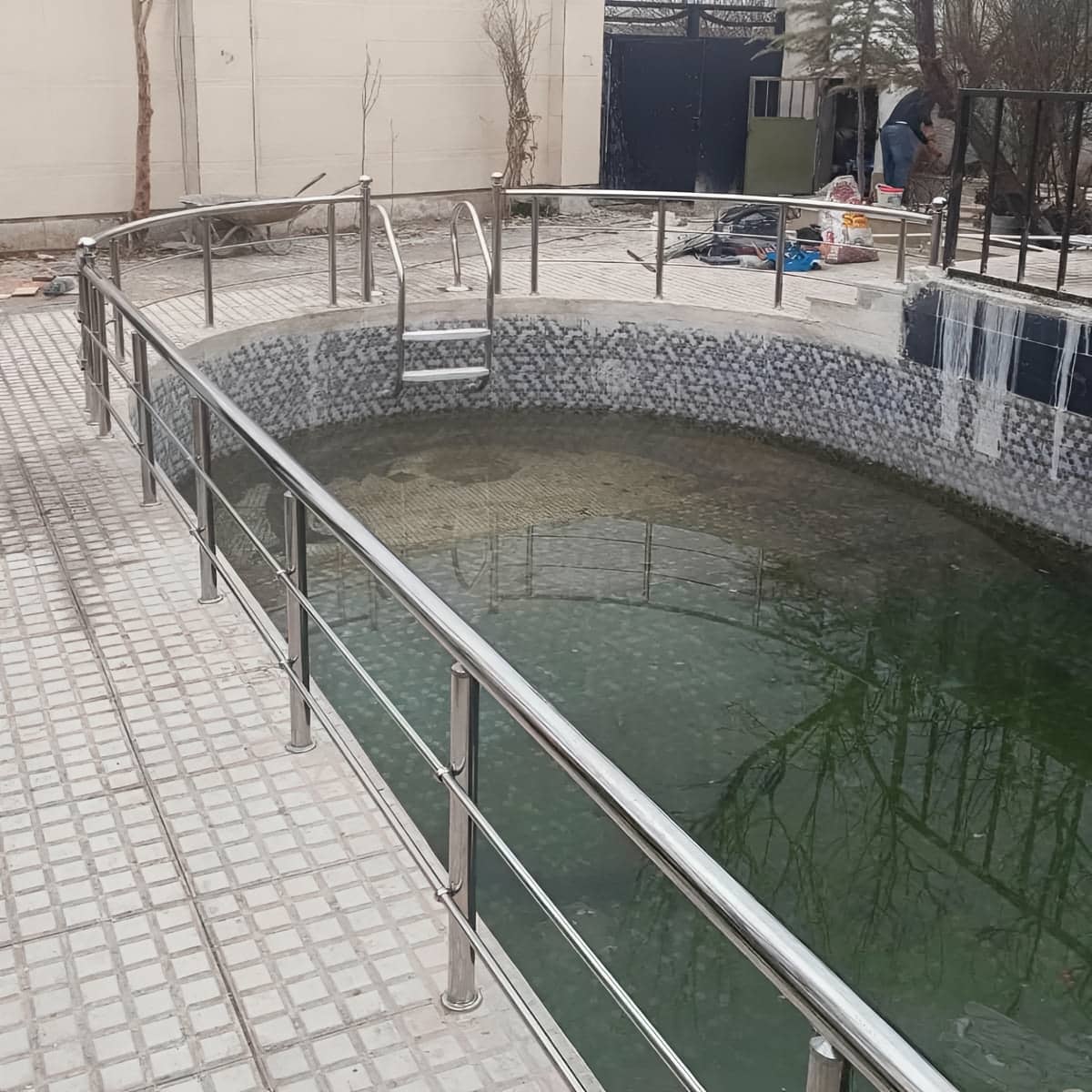 هندریل استیل دیواری با پایه های محکم نصب شده