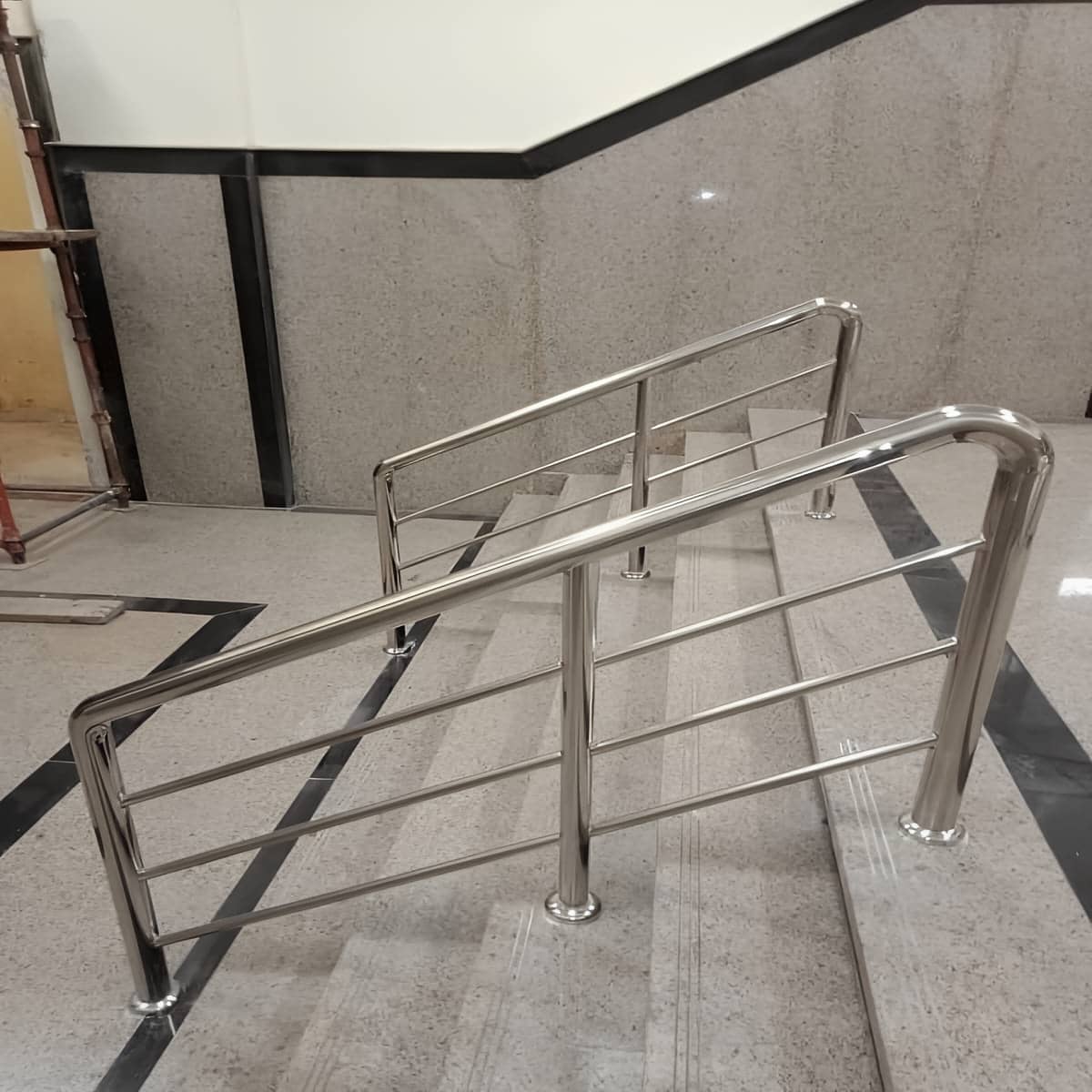 نرده استیل 304 ضدزنگ با اتصالات تمیز و دقیق