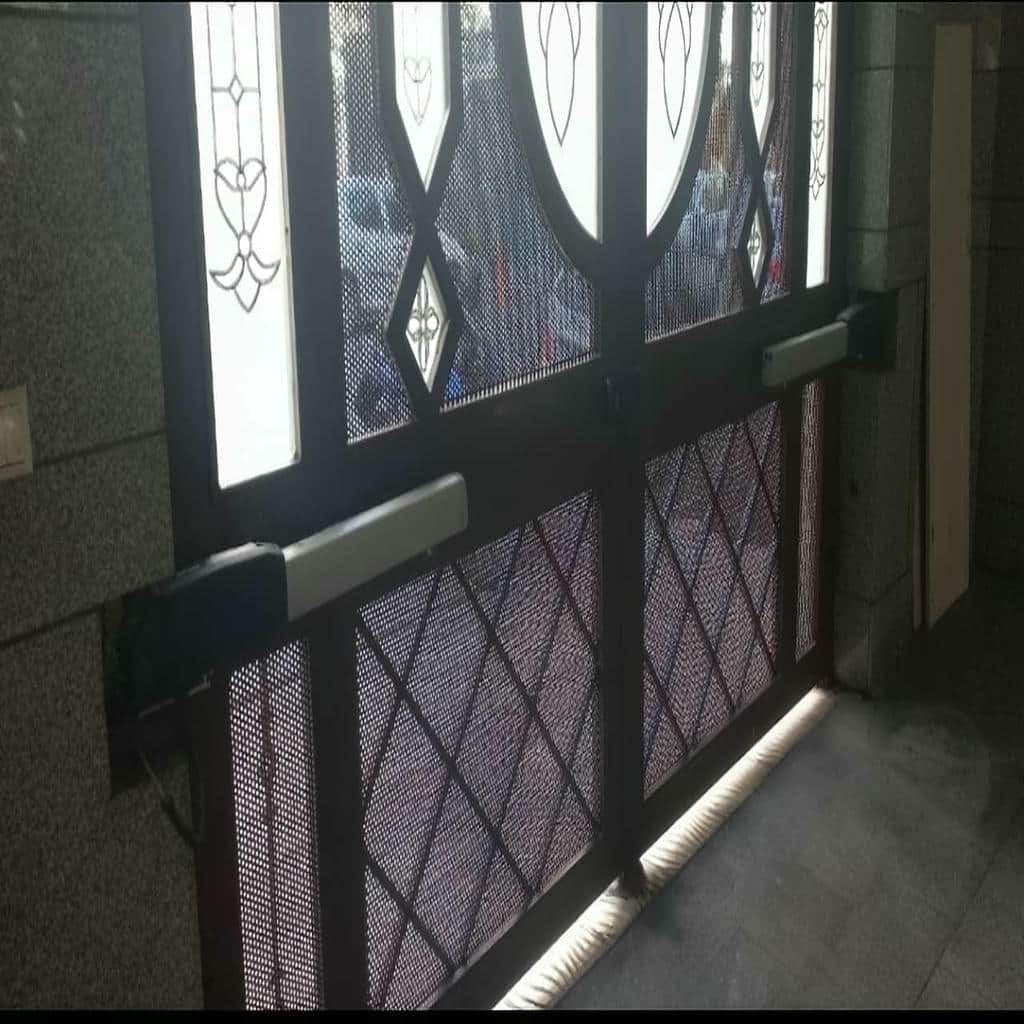 جک درب تک لنگه نفررو با بازوی کوچک مقاوم
